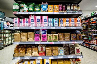 Londra İngiltere, Kasım 06 2025, Süpermarket Poşetleri Seçimi