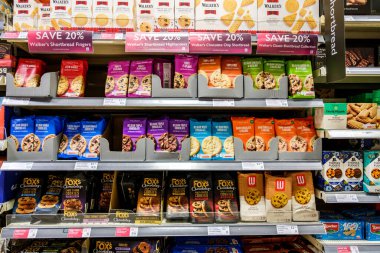 Londra İngiltere, Kasım 06 2025, Süpermarketin Lezzetli Kurabiye Bisküvileri ve Çörek Seçimi