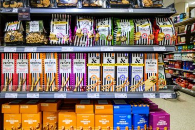 Londra İngiltere, Kasım 06 2025, Süpermarket Seçimi Klasik aromalı Ekmek Çubukları ve Isırıkları