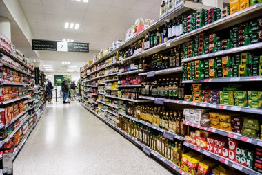Londra İngiltere, Kasım 06 2025, Üst düzey erkek alışverişçiler Supermarkey yiyecek stoğunu tarıyor