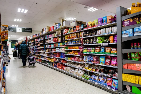 Londra İngiltere, Kasım 06 2025, Süpermarkette Alışveriş yapan İnsanlar Raflardaki Hisseleri Arıyor