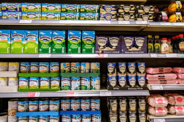 Londra İngiltere, Kasım 06 2025, Popüler Supermaret karton ve konserve pirinç pudingi ve muhallebi seçimi