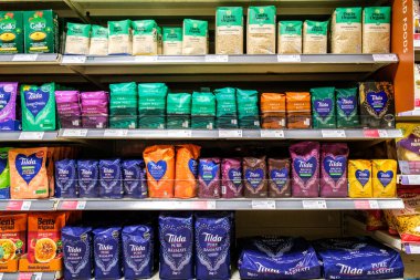 Londra İngiltere, Kasım 06 2025, Uluslararası Pirinç Türlerinin Seçilmesi Süpermarkette Görünüyor