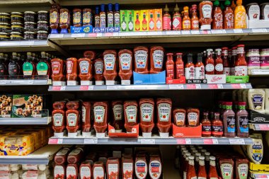 Londra İngiltere, Kasım 06 2025, Popüler Süpermarket Domates Ketçapı ve Baharatlı Sıcak Yemek Sosu Seçimi