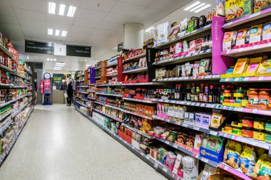 Londra İngiltere, Kasım 06 2025, Uluslararası Mutfak Malzemeleri Ekranı Boş Süpermarket Koridoru