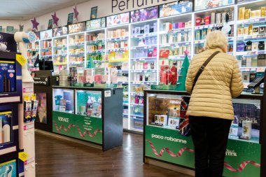 Londra İngiltere, Kasım 06: 2025, Parfüm tezgahındaki Bekar Yaşlı Kadın Süperilaç perakendecisinde