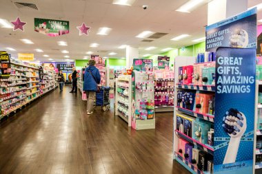 Londra İngiltere, Kasım 06 2025, İsimsiz Samimi Kadınlar Bir Süperuyuşturucu perakende mağazasında Bakınıyor ve Alışveriş