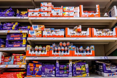 Londra İngiltere, Kasım 09 2025, Popüler Çikolata Şekerlemeleri Seçimi