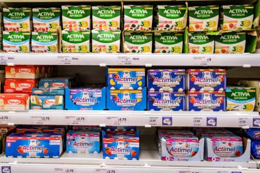 Londra İngiltere, 10 Kasım 2025, Süpermarket Sağlıklı Gut Sağlıklı Yoğurt İçecekleri Seçimi