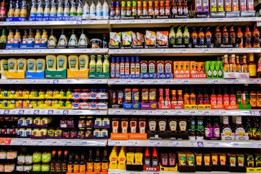 Londra İngiltere, 10 Kasım 2025, Supermarket Sıcak ve Baharatlı Uluslararası Soslar ve Geleneksel Yemek İçleri