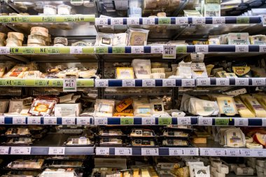 Londra İngiltere, 11 Kasım 2025, Süpermarket Seçmeleri İngiliz ve Avrupa Peyniri