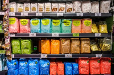 Londra İngiltere, 11 Kasım 2025, Süpermarket Yemek ve Fırın Unu Seçimi