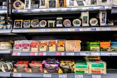 Londra İngiltere, 27 Kasım 2025, Süpermarket Süt Ürünleri Peynirleri Seçimi