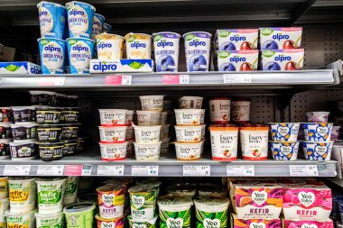 Londra İngiltere, 27 Kasım 2025, Süpermarket Süt Ürünleri Seçimi Sağlıklı Yoğurt