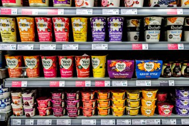 Londra İngiltere, 28 Kasım 2025, Süpermarket Seçimi Taze Sağlıklı Meyveli Yoğurt