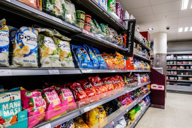Londra İngiltere, 28 Kasım 2025, Seçim Supermarket Popüler Savoury Crisps Görüntüleme