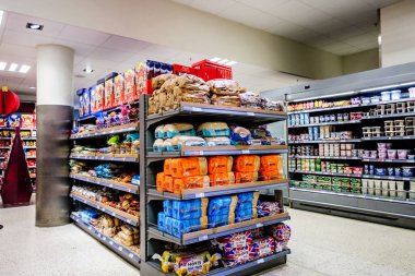 Londra İngiltere, 28 Kasım 2025, Süpermarket Seçimi Dilimlenmiş Beyaz Ekmekler