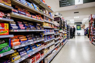 Londra İngiltere, 28 Kasım 2025, Süpermarket Seçimi İngiliz Favori Sade ve Çikolata kaplı Bisküviler