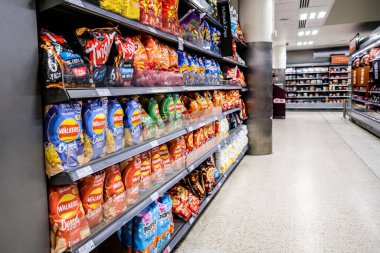 Londra İngiltere, Aralık 02 2025, Süpermarket Patates Cipsi Seçimi Savoury Finger Atıştırmalıkları