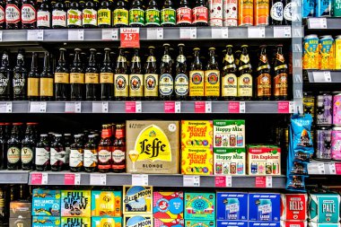 Londra İngiltere, Aralık 02 2025, Süpermarket Bira Biraları ve Sert Alkol İçecekleri Seçimi