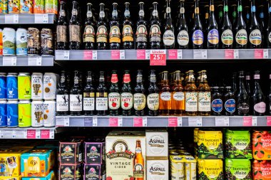 Londra İngiltere, Aralık 02 2025, Süpermarket Şişe Alkollü Şarap Seçimi