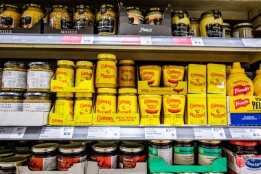 Londra İngiltere, Aralık 02 2025, Popüler Geleneksel Süpermarket Hardalları Seçimi