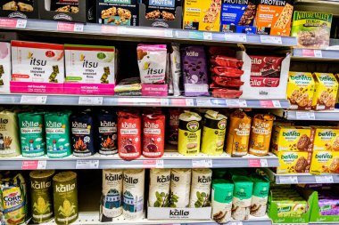 Londra Birleşik Devletleri, Aralık 02 2025, Popüler Sağlıklı Taze Vejetaryen Kahvaltı Kekleri Seçimi