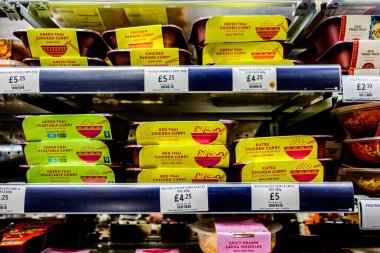 Loondon UK, 10 Aralık 2025, Supermarket Asya Stili Baharat Yemekleri Seçimi