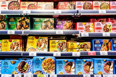 Loondon UK, 10 Aralık 2025, Popüler Süpermarket Yavaş Pişirilmiş Aile Yemekleri Seçimi