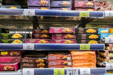 Londra İngiltere, 12 Aralık 2025, Süpermarket Seçimi Geleneksel Tatlıları Hazırladı