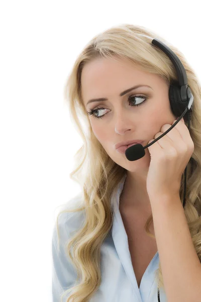 Jeune femme d'affaires attrayante utilisant un casque téléphonique — Photo