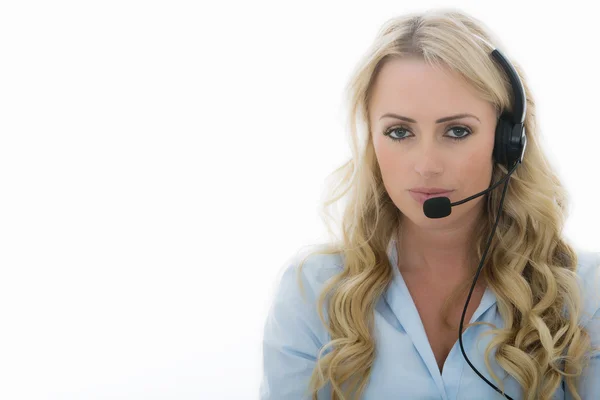 Jeune femme d'affaires attrayante utilisant un casque téléphonique — Photo