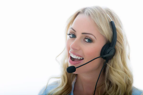 Atractiva joven mujer de negocios usando un auricular telefónico — Foto de Stock