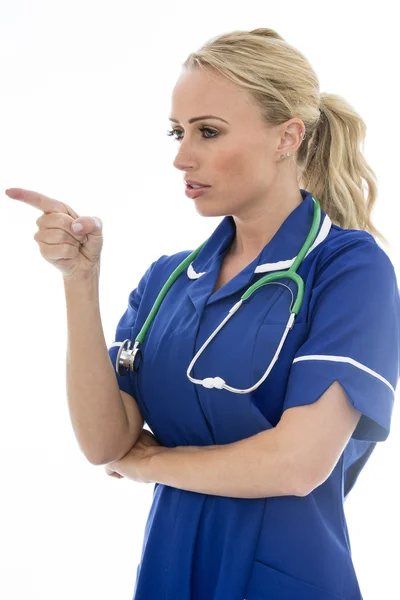 Jovem mulher atraente posando como um médico ou enfermeira no teatro Sc — Fotografia de Stock