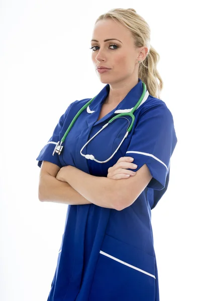 Jovem mulher atraente posando como um médico ou enfermeira no teatro Sc — Fotografia de Stock