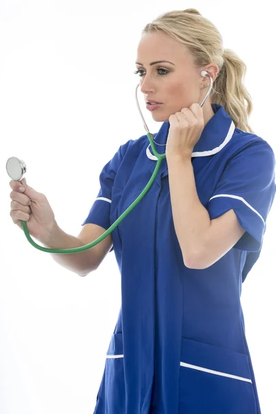 Приваблива молода жінка позує як лікар або медсестра в театрі sc — стокове фото
