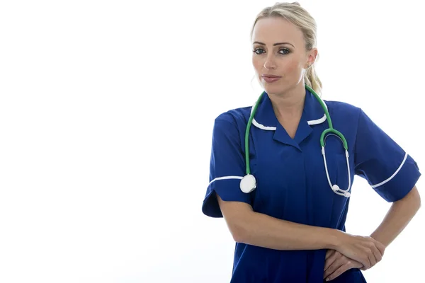 Привлекательная молодая женщина, выдающая себя за врача или медсестру в театре — стоковое фото