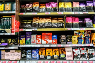 Londra İngiltere, 12 Aralık 2025, Süpermarket Rafında Kıymalı Kahve Torbası Seçimi