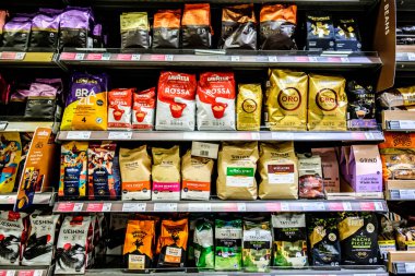 Londra İngiltere, 12 Aralık 2025, Supermarket raflarında kızarmış kahve poşetleri seçimi