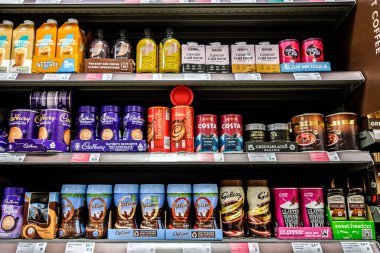 Londra İngiltere, 12 Aralık 2025, Süpermarket Rafında Sıcak Çikolata Anında İçecekler