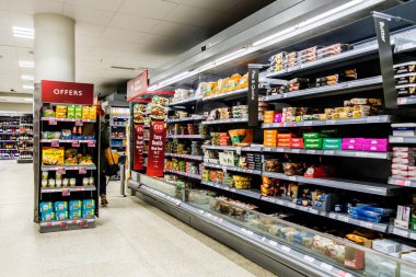 Londra İngiltere, 02 Ocak 2026, Anonim Kadın Alışverişçi Süpermarkette Hazır Yemek Teklif Ediyor