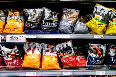 Londra İngiltere, 02 Ocak 2026, Tyrrell Savoury Cips Paketleri Süpermarket raflarında