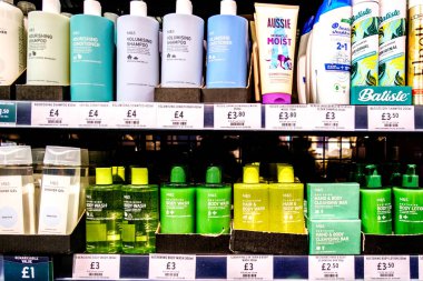 Londra İngiltere, 3 Ocak 2026, Kişisel Hijyen Saç ve Vücut Bakımı Sabunu ve Şampuan Seçimi