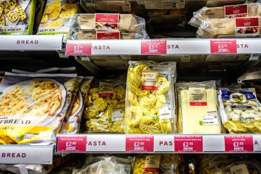 Londra İngiltere, 3 Ocak 2026, Popüler Süpermarket Seçimi İtalyan Stili Taze Makarna ve Ekmek