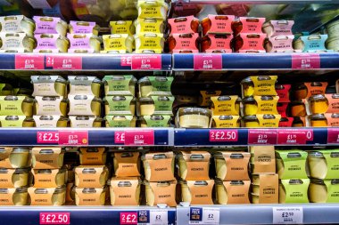 Londra İngiltere, 3 Ocak 2026, Popüler Akdeniz Süpermarket Dipleri Seçimi