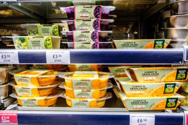 Londra İngiltere, 3 Ocak 2026, Süpermarket Sebze Tabakları Seçimi Yemek Pişirmeye Hazır