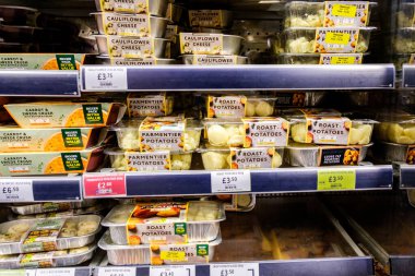 Londra İngiltere, 3 Ocak 2026, Hazır Hazır Bulaşık Patatesleri ve Sebzeler Süpermarket rafında