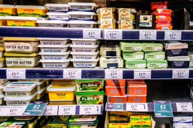 Londra İngiltere, 3 Ocak 2026, Süpermarket Tereyağı Seçimi