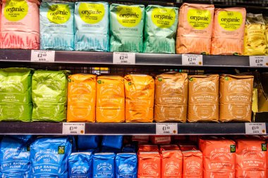 Londra İngiltere, 3 Ocak 2026, Ev yapımı un seçimi süpermarket rafında