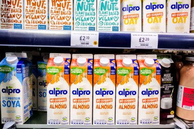 Londra İngiltere, Ocak 04 2026, Popüler İngiliz Bitki Bazlı Alternatif İçecekler Seçimi